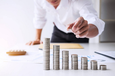 工作在圖表文檔中的商人財務(wù)報告和分析計算成本與計算器在辦公桌和其他對象周圍, 頂部視圖工作區(qū)和空白屏幕智能手機